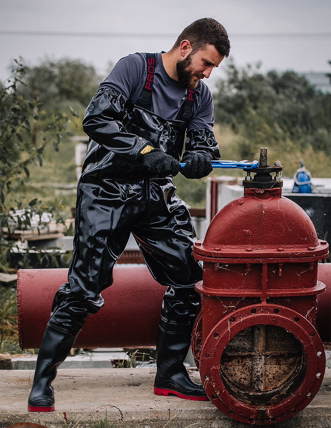 Neperšlampamos kelnės, pasižyminčios dideliu atsparumu mechaniniams pažeidimams, su privirintais neslystančiais batais. Pagaminta iš labai patvaraus plastiko, nereikalauja priežiūros. Viršutinis sluoksnis sumažina įpjovimų ir pradūrimų riziką. Guminė juosta dydžiui pritaikyti prie krūtinės apimties. Dvipusio sandarinimo technika padidina siūlės stiprumą. Vidinė kišenė patogiai saugoti daiktus.